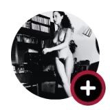 Libros Medellín, una cita con libros. 18 Marvel Moreno
Quién es y qué hace: Escritora colombiana (barranquillera). Fue reina del Carnaval de Barranquilla antes de convertirse en una de las voces más importantes de la literatura colombiana con obras como En diciembre llegaban las brisas.
Año de la foto: Aprox. 1959. (Fotografía tomada por el legendario Nereo López; una imagen vanguardista y escandalosa para la época en la sociedad caribeña).