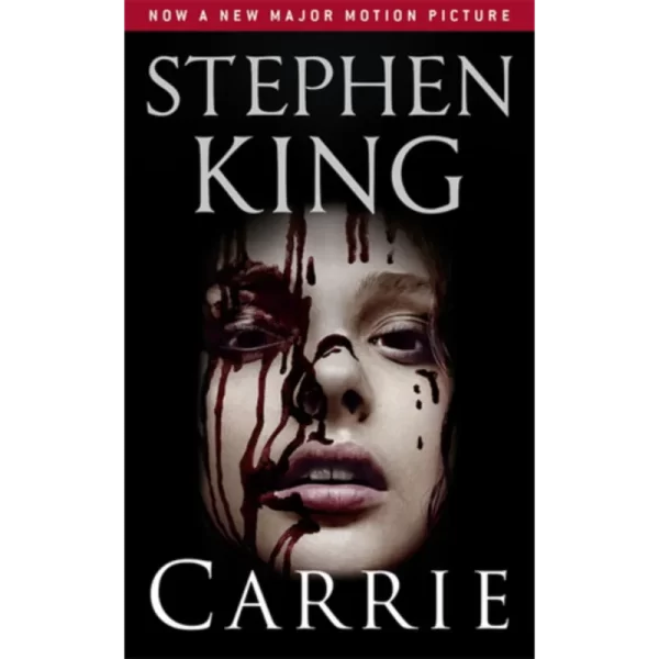 Carrie es la primera novela publicada por Stephen King en 1974, y es una obra que combina elementos de terror y suspenso con una profunda exploración de temas sociales como el acoso escolar y la represión religiosa. La historia se centra en Carrie White, una adolescente tímida y marginada que vive bajo el yugo de su madre, Margaret White, una fanática religiosa. Carrie es constantemente acosada por sus compañeros de escuela, lo que la convierte en una figura solitaria y vulnerable.