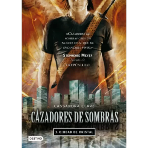 Cazadores de Sombras: Ciudad de Cristal es la tercera entrega de la aclamada saga escrita por Cassandra Clare. En esta emocionante continuación, Clary Fray debe viajar a la ancestral Ciudad de Cristal, el hogar de los cazadores de sombras, para salvar la vida de su madre. Sin embargo, su viaje no será sencillo, ya que Jace no quiere que ella vaya y Simon ha sido encarcelado por los cazadores de sombras, quienes desconfían de un vampiro que puede caminar bajo el sol.
