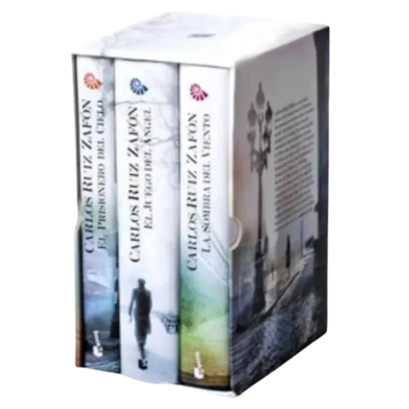 La Trilogía de la Niebla de Carlos Ruiz Zafón es una colección de tres novelas que combinan misterio, aventura y elementos sobrenaturales. Publicada inicialmente en los años 90, esta trilogía está compuesta por “El Príncipe de la Niebla”, “El Palacio de la Medianoche” y "Las Luces de Septiembre".