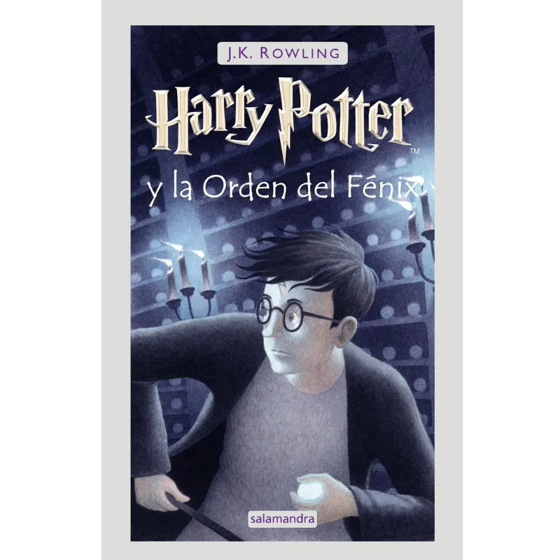 Harry Potter y la Orden del Fénix, la quinta entrega de la saga de J.K. Rowling, la oscuridad comienza a dominar el mundo mágico. Con el regreso de Lord Voldemort, Harry enfrenta la incredulidad del Ministerio de Magia y una prensa hostil que lo tilda de mentiroso. En Hogwarts, Dolores Umbridge, una nueva y despiadada profesora, convierte el colegio en un lugar opresivo mientras Harry forma el Ejército de Dumbledore para enseñar defensa mágica a sus compañeros.