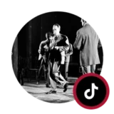 Libros Medellín, una cita con libros. 13 Albert Camus
Novelista, ensayista y dramaturgo francés, Premio Nobel de Literatura. Filósofo del absurdismo, autor de El Extranjero y La Peste.
Año de la foto: Aprox. 1950s. (Camus era conocido por su amor al teatro y a la vida; esta foto captura un momento de desenfado tras bambalinas).