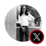 Libros Medellín, una cita con libros. 15 Andrés Caicedo
Quién es y qué hace: Escritor y crítico de cine colombiano (caleño). Autor de culto por ¡Que viva la música!, lideró el movimiento del "Cine-Ojo" y capturó la angustia y rebeldía juvenil urbana.
Año de la foto: Aprox. mediados de los 70s. (Caicedo se suicidó en 1977, por lo que la foto pertenece a sus años más activos en Cali).