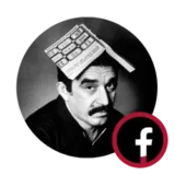 Libros Medellín, una cita con libros. 12 Gabriel García Márquez
Escritor y periodista colombiano, Premio Nobel de Literatura (1982). Es el padre del realismo mágico y autor de obras cumbres como Cien años de soledad.
Año de la foto: Aprox. 1975. (Es una foto lúdica, tomada probablemente por Rodrigo Moya en México, mostrando su lado humorístico).